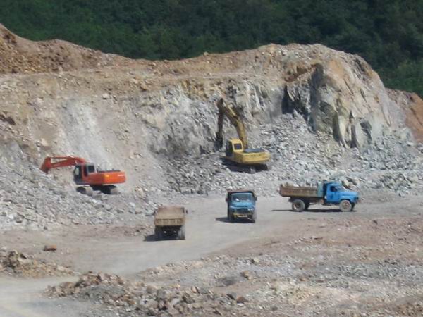 大壩保護(hù)區(qū)冒出的采石場(chǎng)