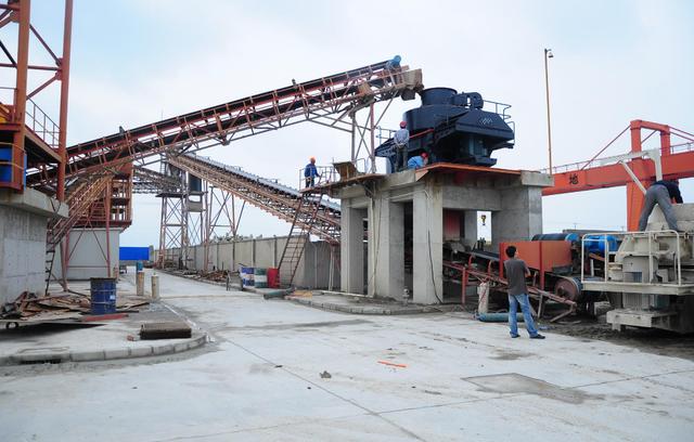 人工砂生產(chǎn)工藝的經(jīng)濟(jì)對(duì)比及選擇依據(jù)：濕法、干法、半干法制砂